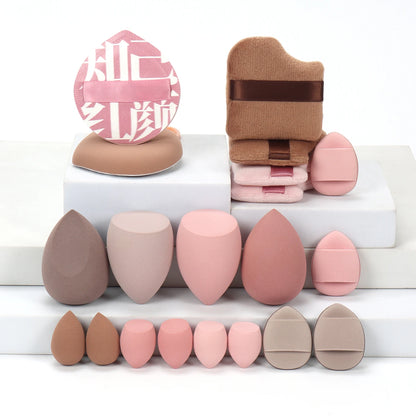 Collection de 20 éponges et houppettes de maquillage roses de différentes formes pour fond de teint et poudre.
