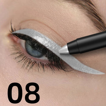 Eyeliner de couleur métallique avec reflets nacrés appliqué sur la paupière, fini scintillant et précis.
