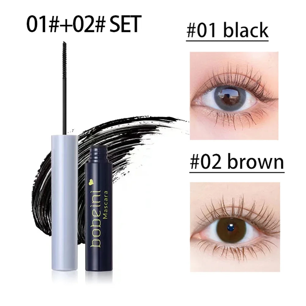 Brosse de mascara ultra-fine montrant l'application de fibres de soie pour allonger et recourber les cils.
