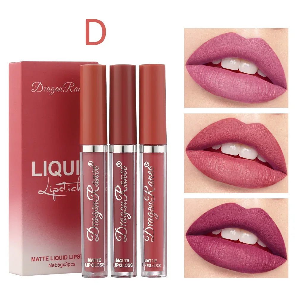 Set de 3 rouges à lèvres liquides mats dans un coffret élégant, nuances allant du nude au rouge profond, style cosmétique coréenne.

