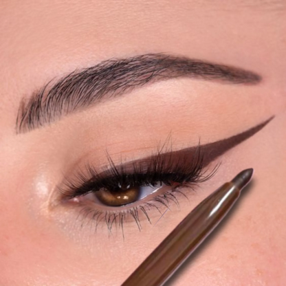 Crayon eyeliner gel noir et marron à mine ultra-fine, tracé précis et fini mat sur la peau.
