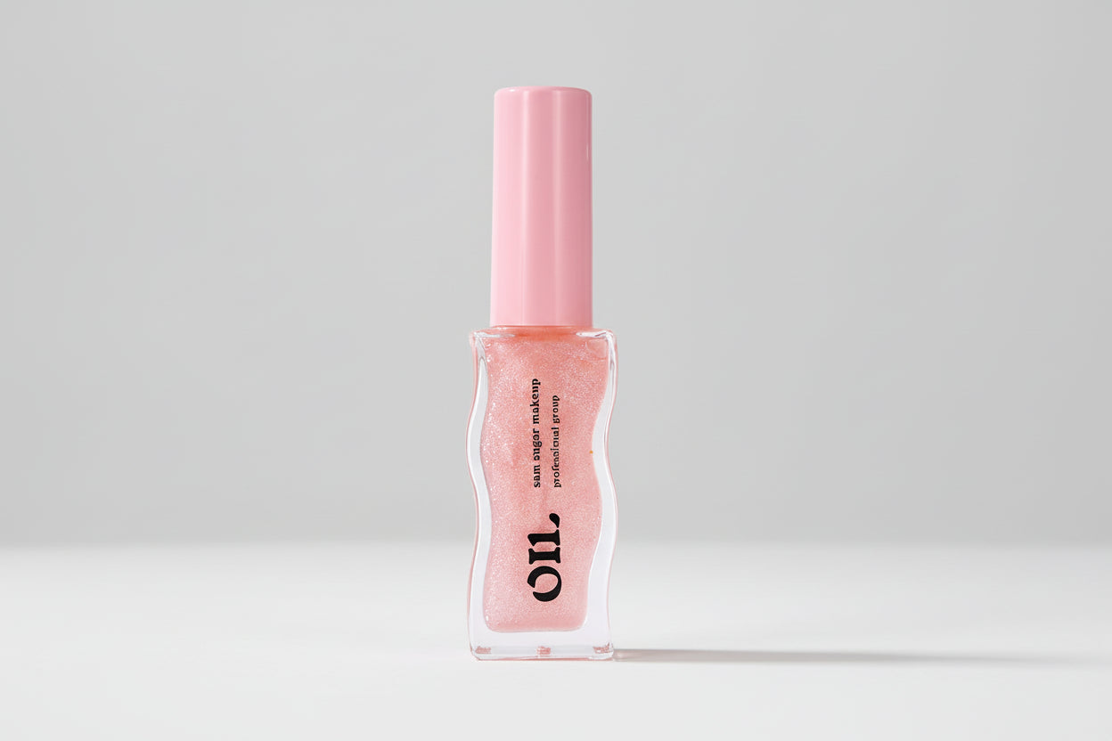 Huile à lèvres au miel texture gelée scintillante sur peau urbaine.