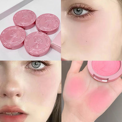 Close-up du blush crème relief 3D texture onctueuse sur peau nude, rendu naturel et lumineux.