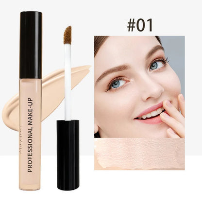 Application du stylo correcteur liquide sur une marque d'acné, texture fluide et couvrante.
