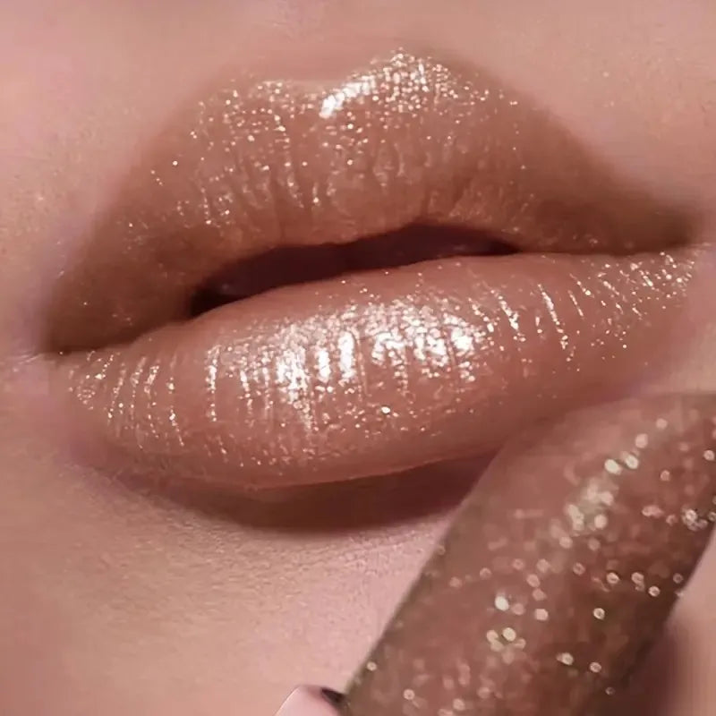 Raisin de rouge à lèvres pailleté rose métallique avec texture diamant scintillante, fini mat velours.