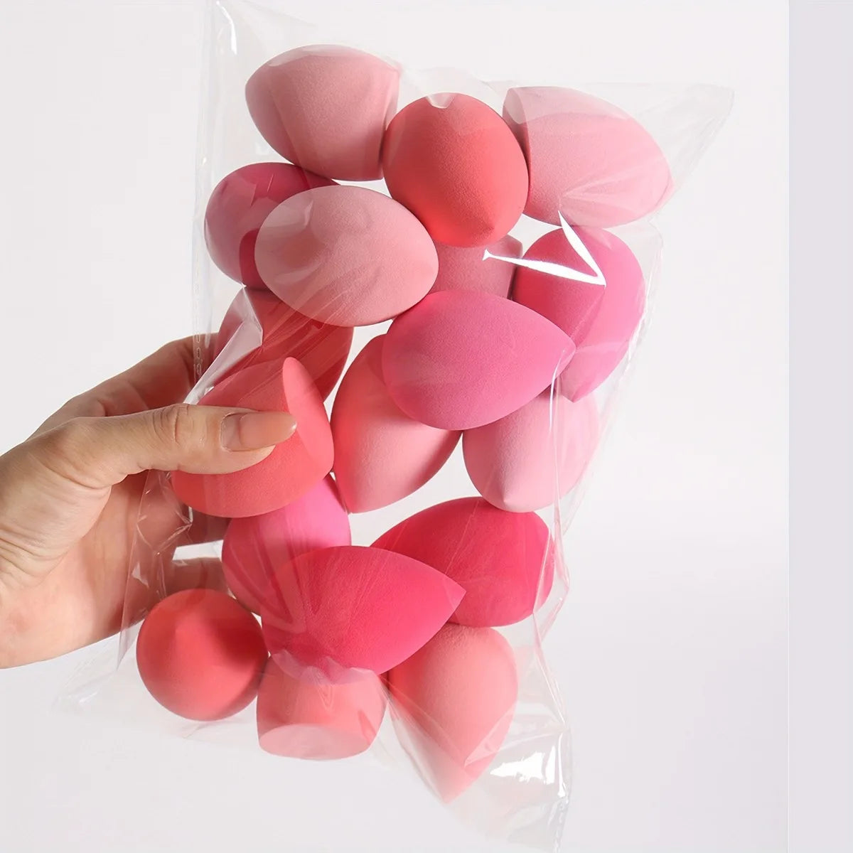 Lot d'éponges de maquillage en forme de goutte, couleurs en dégradé ombre, texture douce sans latex.
