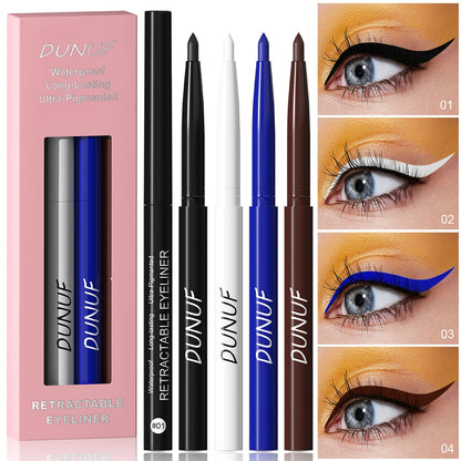 Main tenant quatre crayons eyeliner noirs fins, montrant une mine tendre pour un tracé précis sur la paupière.

