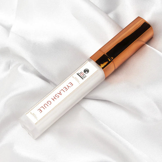 Flacon de colle à faux-cils professionnelle avec applicateur de précision, texture transparente haute adhérence.
