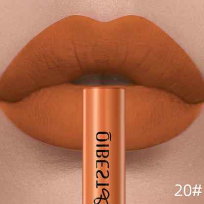 Applicateur de rouge à lèvres liquide mat QIBEST, texture crème veloutée riche en pigments rouges et nudes.
