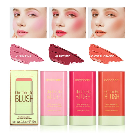 Stick de blush rose mat format bar ouvert, texture crème veloutée sur fond urbain chic.