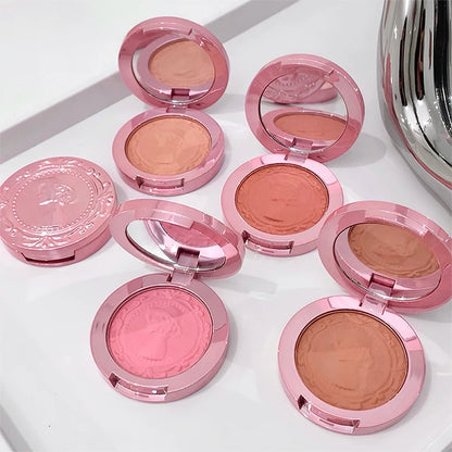 Close-up du blush crème relief 3D texture onctueuse sur peau nude, rendu naturel et lumineux.