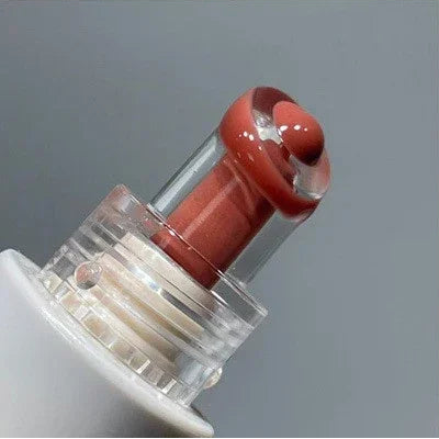 Femme urbaine portant le gloss gelée de cristal fini miroir sur les lèvres