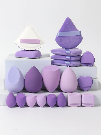 Collection de 20 éponges et houppettes de maquillage roses de différentes formes pour fond de teint et poudre.
