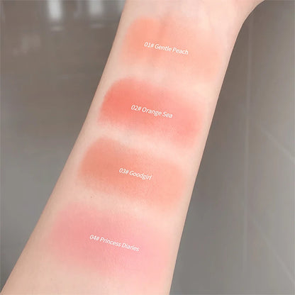 Close-up du blush crème relief 3D texture onctueuse sur peau nude, rendu naturel et lumineux.