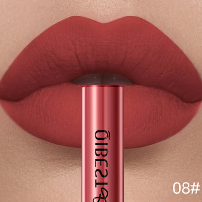 Applicateur de rouge à lèvres liquide mat QIBEST, texture crème veloutée riche en pigments rouges et nudes.
