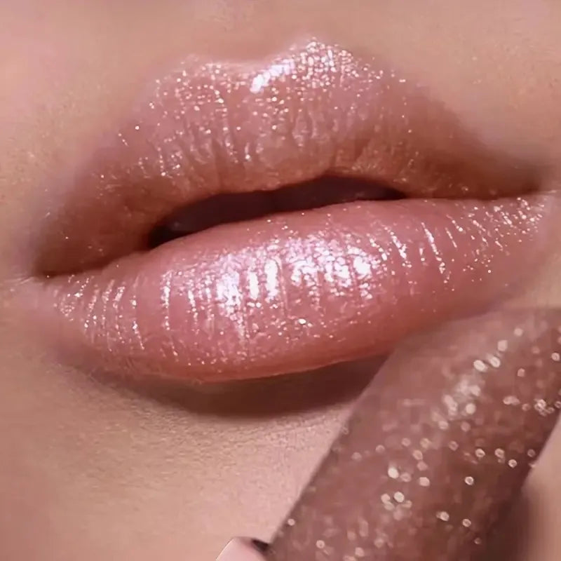 Raisin de rouge à lèvres pailleté rose métallique avec texture diamant scintillante, fini mat velours.