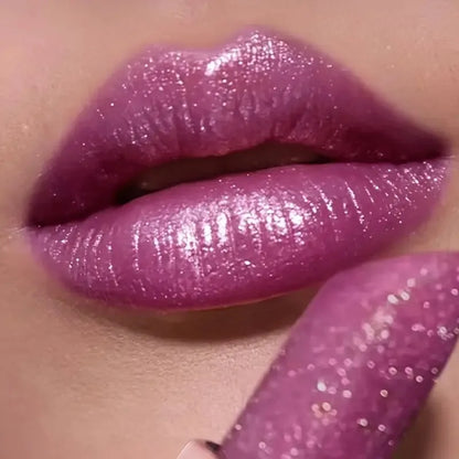 Raisin de rouge à lèvres pailleté rose métallique avec texture diamant scintillante, fini mat velours.