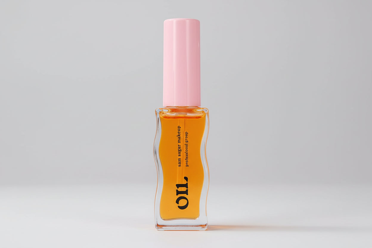 Huile à lèvres au miel texture gelée scintillante sur peau urbaine.