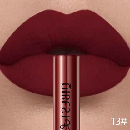 Applicateur de rouge à lèvres liquide mat QIBEST, texture crème veloutée riche en pigments rouges et nudes.
