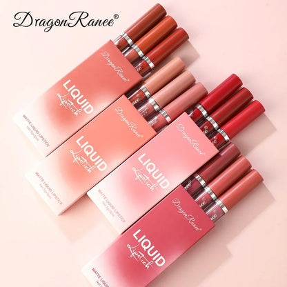 Set de 3 rouges à lèvres liquides mats dans un coffret élégant, nuances allant du nude au rouge profond, style cosmétique coréenne.
