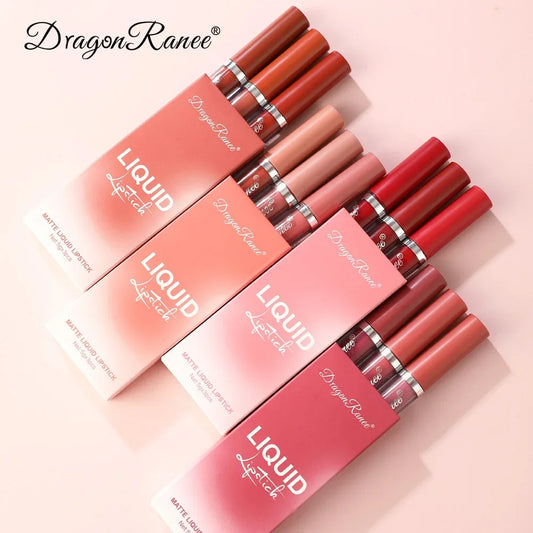 Set de 3 rouges à lèvres liquides mats dans un coffret élégant, nuances allant du nude au rouge profond, style cosmétique coréenne.
