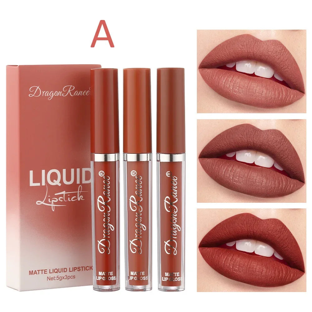 Set de 3 rouges à lèvres liquides mats dans un coffret élégant, nuances allant du nude au rouge profond, style cosmétique coréenne.
