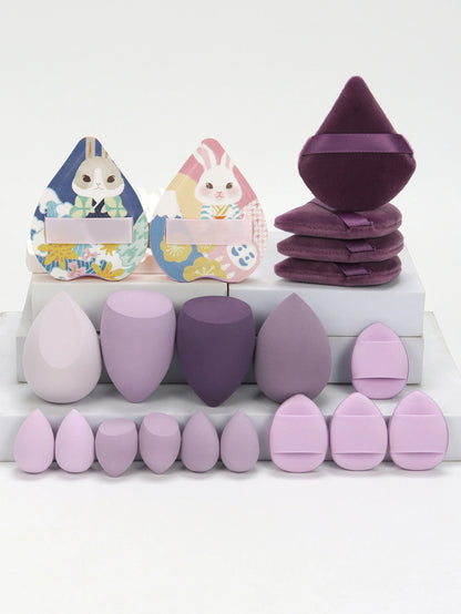 Collection de 20 éponges et houppettes de maquillage roses de différentes formes pour fond de teint et poudre.
