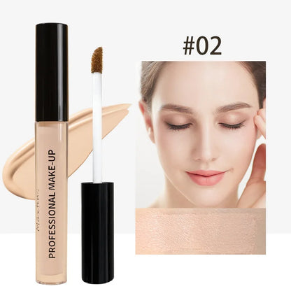 Application du stylo correcteur liquide sur une marque d'acné, texture fluide et couvrante.
