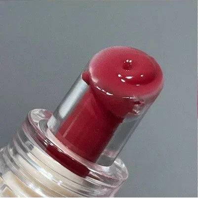 Femme urbaine portant le gloss gelée de cristal fini miroir sur les lèvres