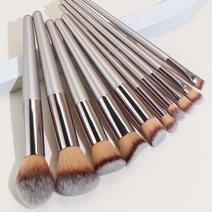 Collection complète de 10 pinceaux de maquillage professionnels avec manches dorés champagne et poils bicolores.