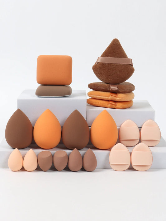 Collection de 20 éponges et houppettes de maquillage roses de différentes formes pour fond de teint et poudre.
