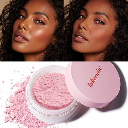 Avant/Après application de la poudre floutante sur une peau urbaine, réduction visible des pores et brillance maîtrisée.

