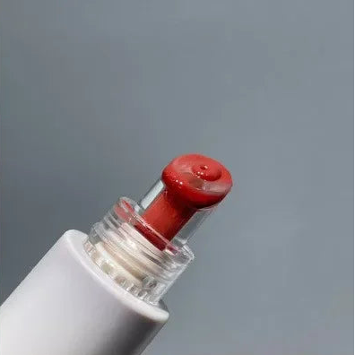 Femme urbaine portant le gloss gelée de cristal fini miroir sur les lèvres