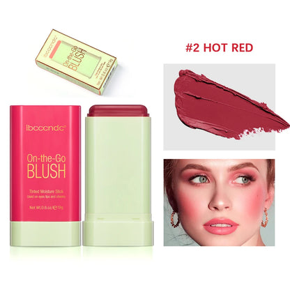 Stick de blush rose mat format bar ouvert, texture crème veloutée sur fond urbain chic.