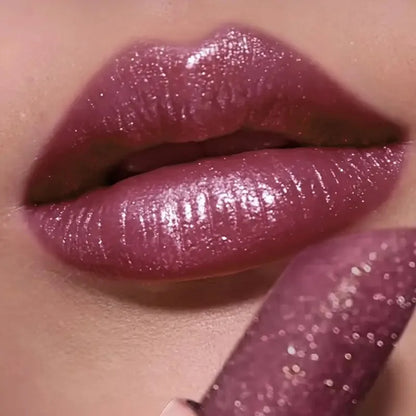 Raisin de rouge à lèvres pailleté rose métallique avec texture diamant scintillante, fini mat velours.