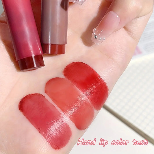 Coffret de 3 baumes à lèvres teintés au design élégant, offrant une hydratation intense et une couleur rose naturelle.