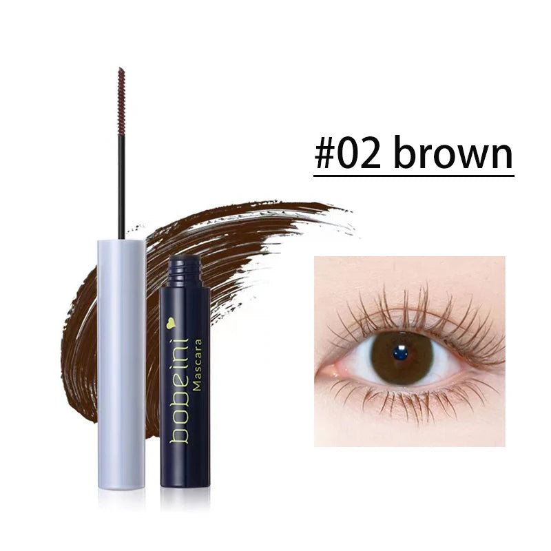 Brosse de mascara ultra-fine montrant l'application de fibres de soie pour allonger et recourber les cils.

