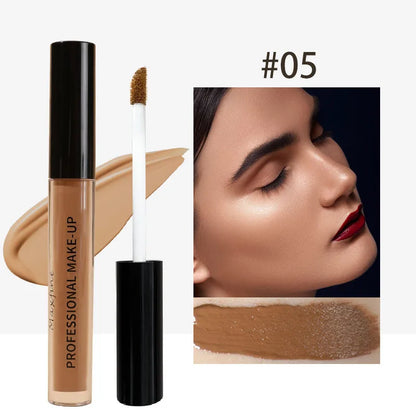 Application du stylo correcteur liquide sur une marque d'acné, texture fluide et couvrante.
