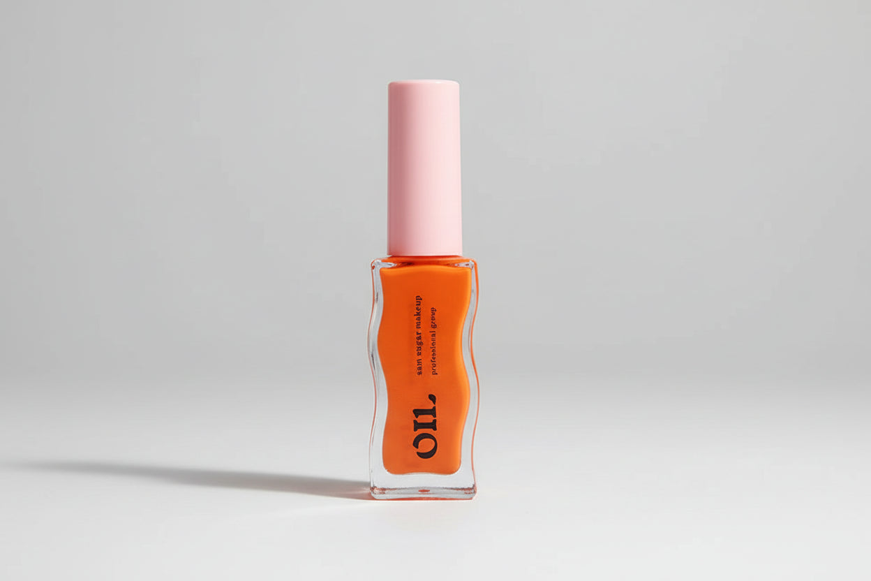 Huile à lèvres au miel texture gelée scintillante sur peau urbaine.