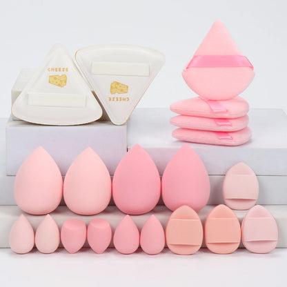 Collection de 20 éponges et houppettes de maquillage roses de différentes formes pour fond de teint et poudre.
