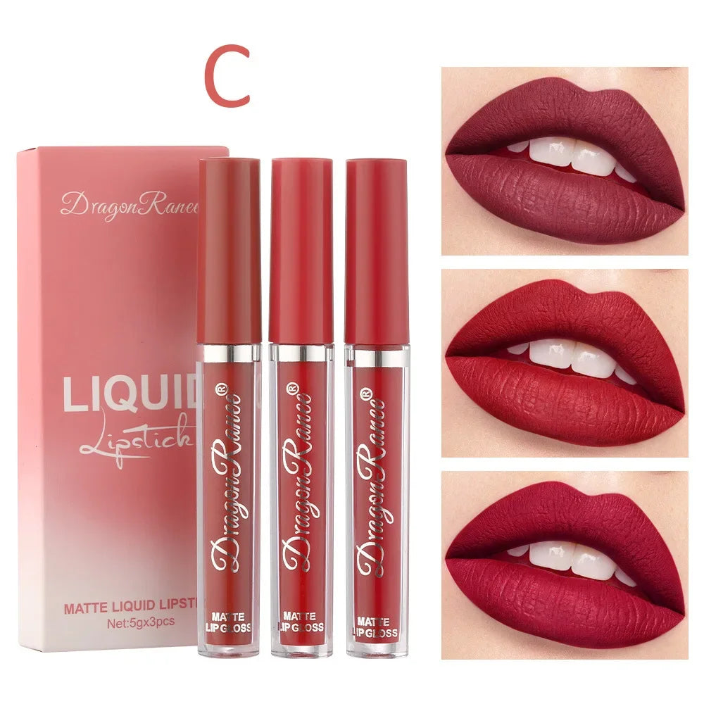 Set de 3 rouges à lèvres liquides mats dans un coffret élégant, nuances allant du nude au rouge profond, style cosmétique coréenne.
