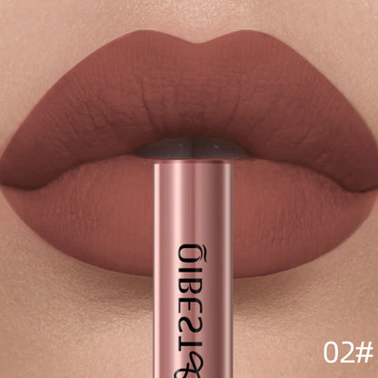 Applicateur de rouge à lèvres liquide mat QIBEST, texture crème veloutée riche en pigments rouges et nudes.
