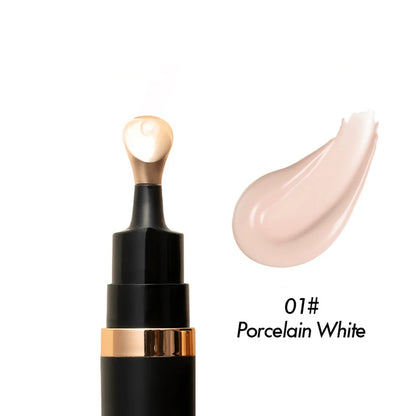 Texture onctueuse de la crème correctrice yeux étalée sur une peau urbaine, montrant l'effet lissant immédiat.
