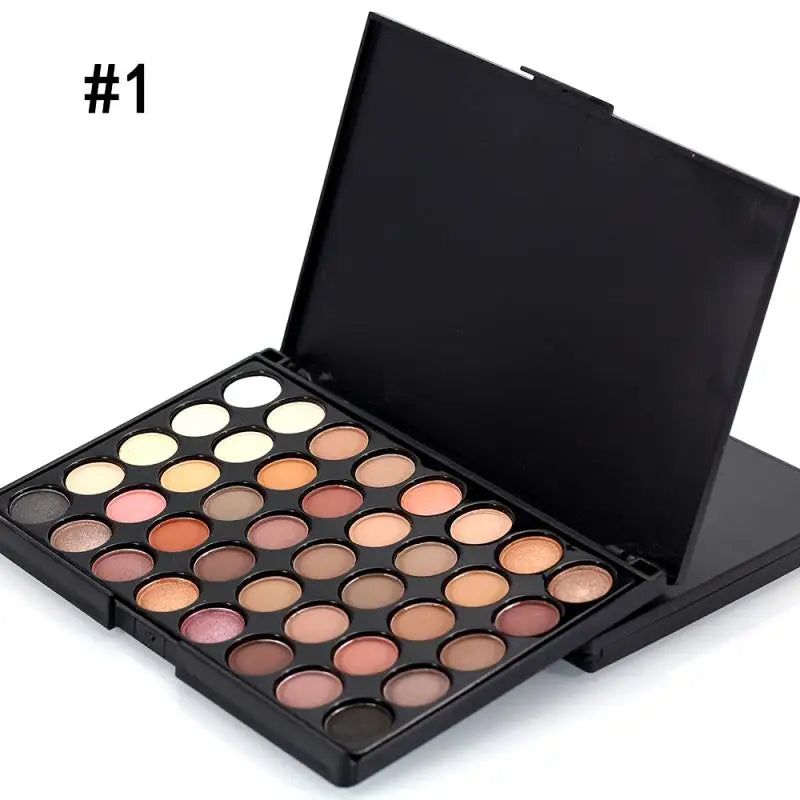 Grande palette de maquillage ouverte révélant un dégradé de 78 fards à paupières colorés, textures mates et irisées.
