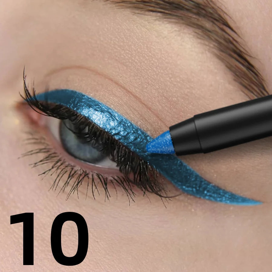 Eyeliner de couleur métallique avec reflets nacrés appliqué sur la paupière, fini scintillant et précis.
