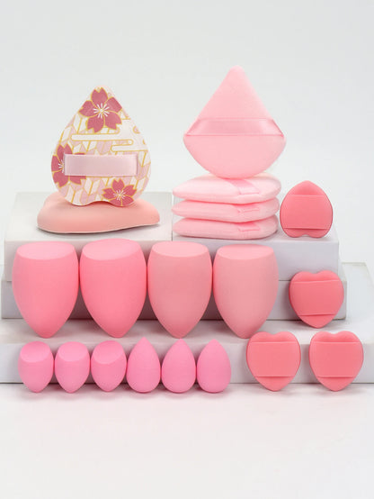 Collection de 20 éponges et houppettes de maquillage roses de différentes formes pour fond de teint et poudre.
