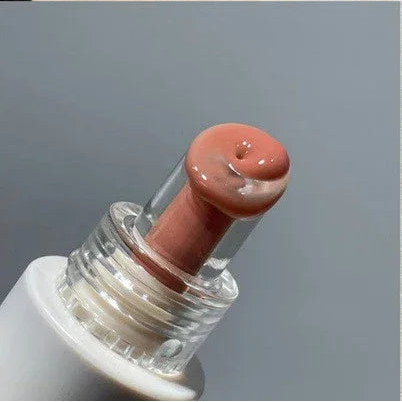 Femme urbaine portant le gloss gelée de cristal fini miroir sur les lèvres