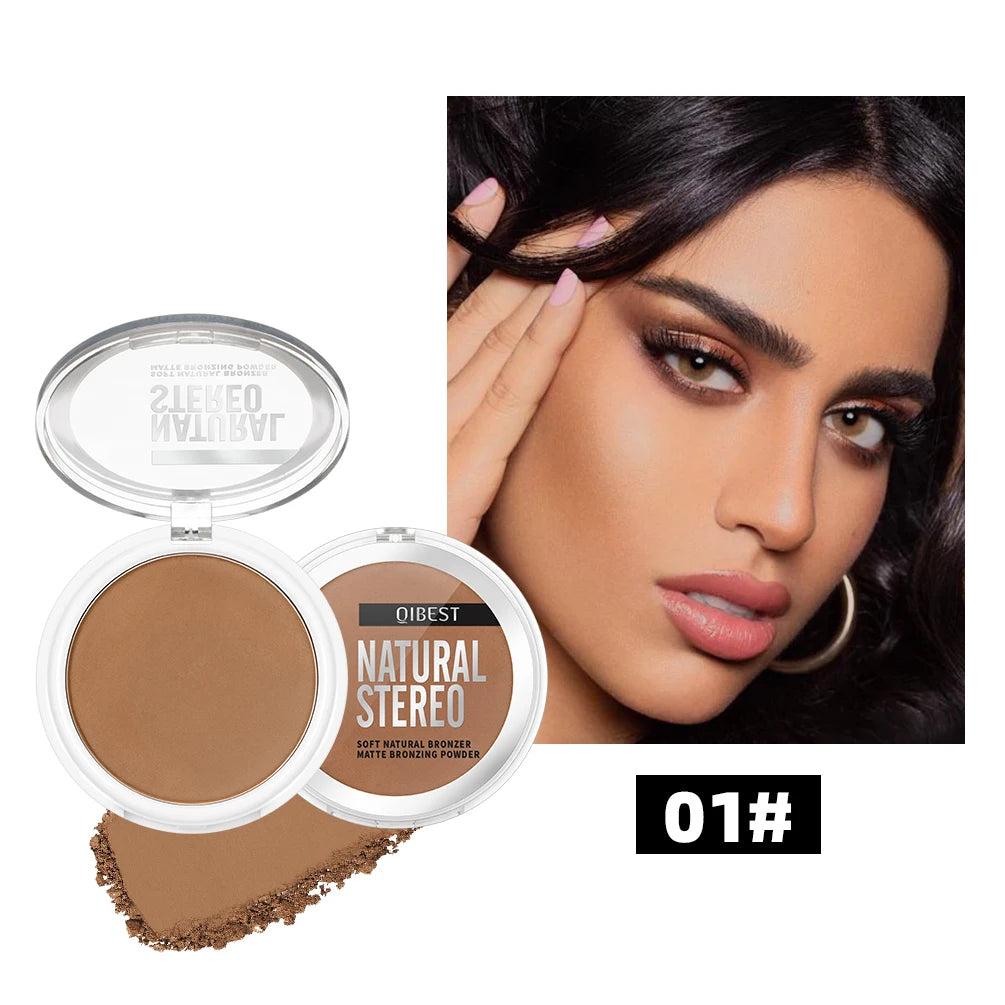 Application d'un bronzer crème mat sur les pommettes pour un contouring naturel et défini.
