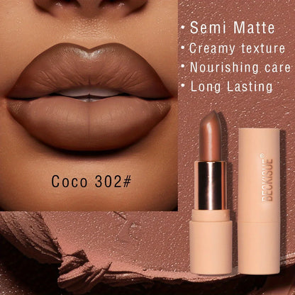 Rouge à lèvres bâton fini mat soyeux couleur nude bois de rose, texture onctueuse et pigmentée.
