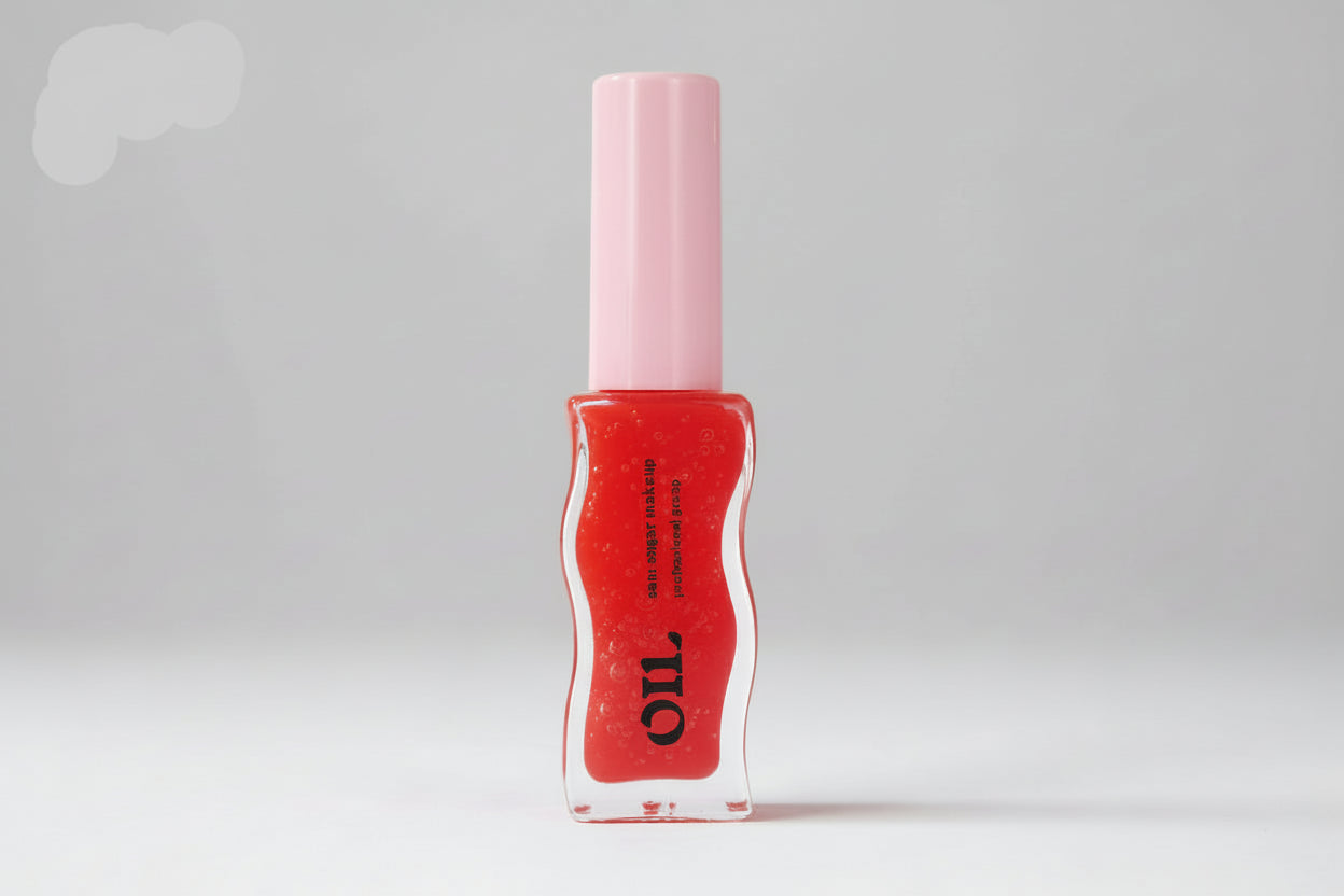 Huile à lèvres au miel texture gelée scintillante sur peau urbaine.